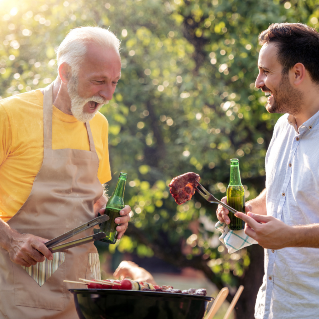 vater und sohn am grillen barbecue zum vatertag