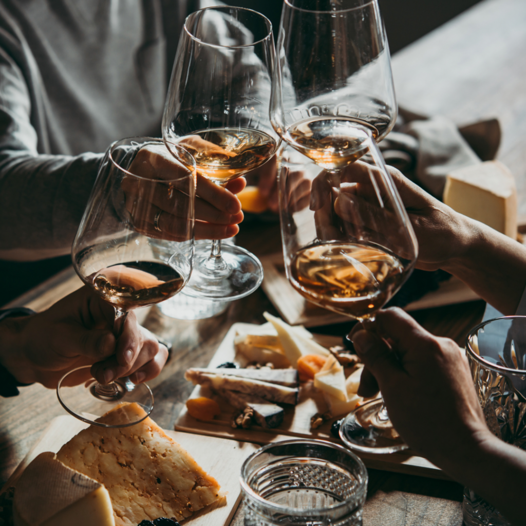 viele haende stossen mit wein an weinwoche am vatertag beispielbild